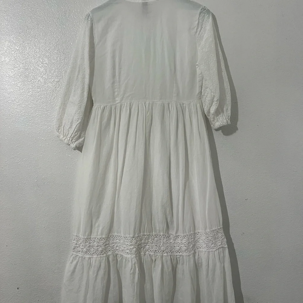 Chic White Maxi Dress with Flowing Silhouette - Picture 6 of 9